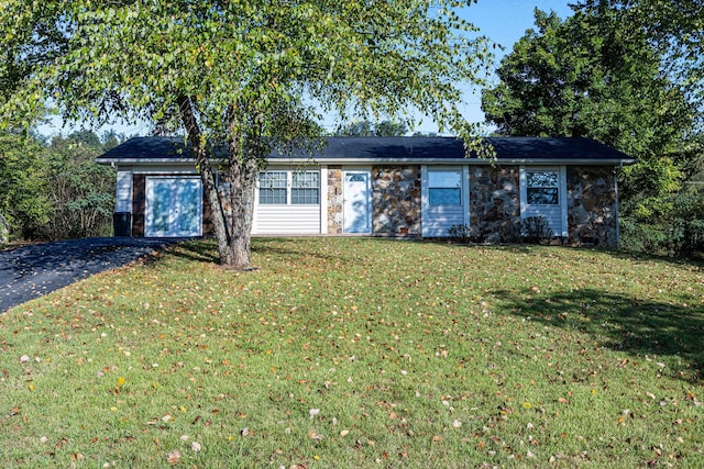 single story home with a front yard