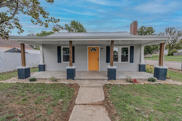 view of front facade featuring a front lawn and a porch