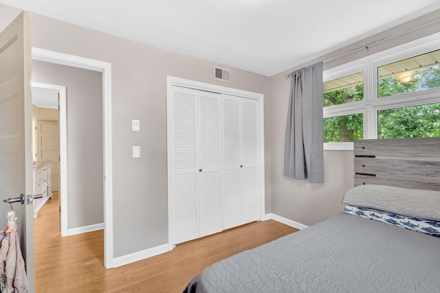 2306 Mountain Dr, Kingsport, TN 37664 - bedroom with baseboards, light wood-type flooring, and a closet