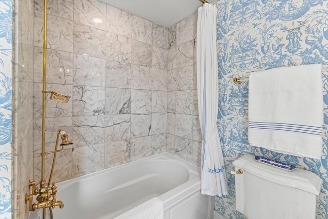 bathroom featuring toilet and shower / tub combo