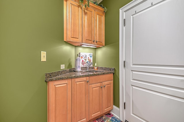 351 Monroe Pvt Dr, Bristol, TN 37620 - bar with a sink
