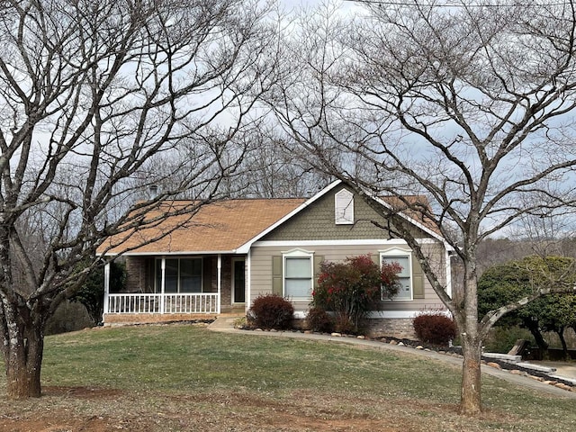 view of front of home featuring a front lawn