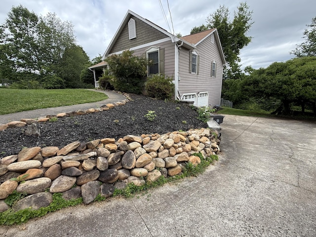 968 Cedar Trace Ln, Morristown, TN 37814 - view of property exterior with driveway, an attached garage, and a yard