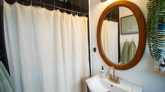 bathroom featuring a sink