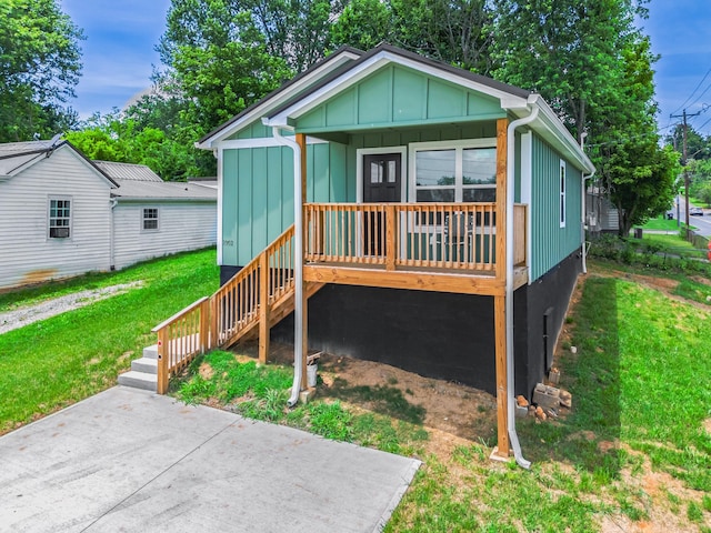 1002 Watercrest St, Morristown, TN 37814 - view of front of property featuring board and batten siding and a front yard