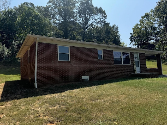 view of front facade featuring a front lawn