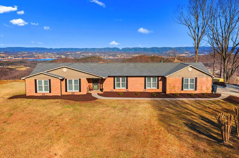 single story home with a mountain view and a front yard