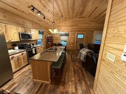 kitchen featuring sink, wooden ceiling, stainless steel appliances, an island with sink, and vaulted ceiling