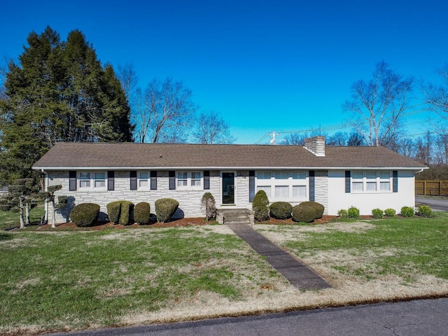 ranch-style house featuring a front yard