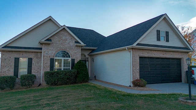 view of front facade featuring a front yard and a garage