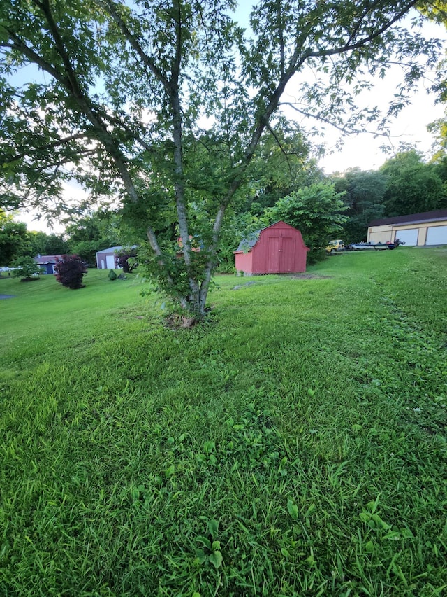 204 Clearview Dr, Bean Station, TN 37708 - view of grassy yard featuring a detached garage