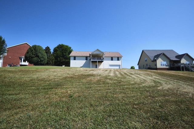 view of front of property featuring a front lawn