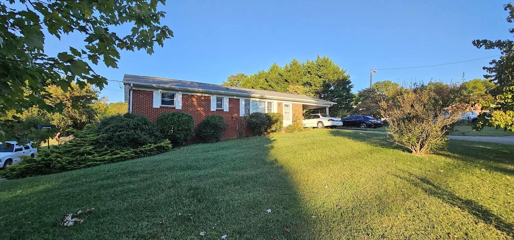 single story home featuring a front lawn