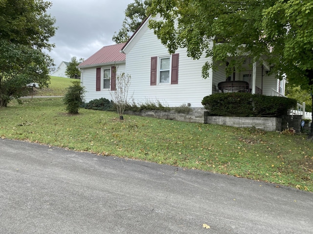 view of front of house featuring a front lawn