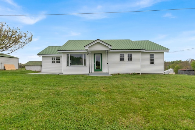 view of front of property featuring a front yard