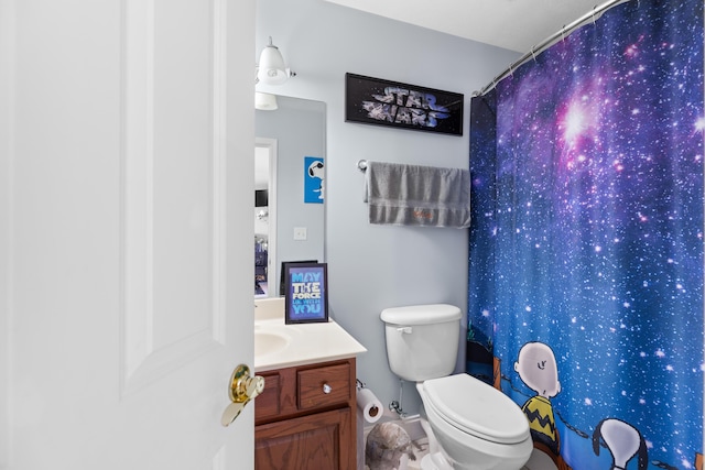 bathroom featuring a shower with curtain, vanity, and toilet