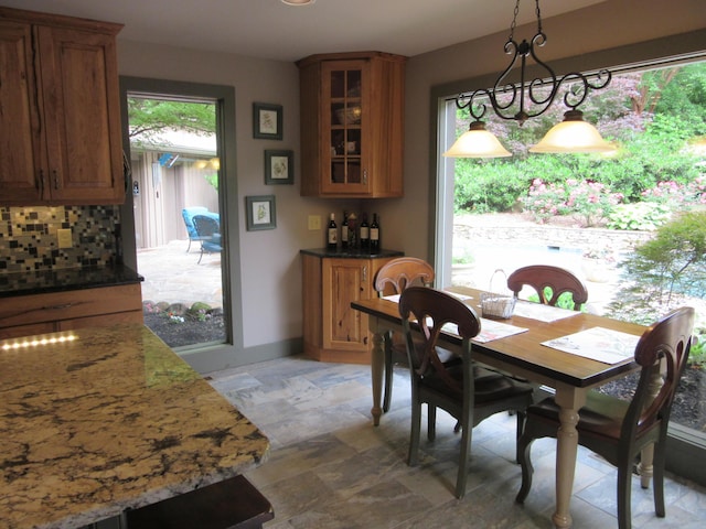 3041 Wineberry Ln, Morristown, TN 37814 - dining space featuring a dry bar and baseboards
