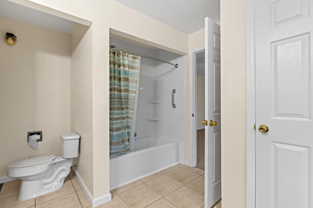bathroom featuring baseboards, toilet, shower / bath combo with shower curtain, and tile patterned flooring