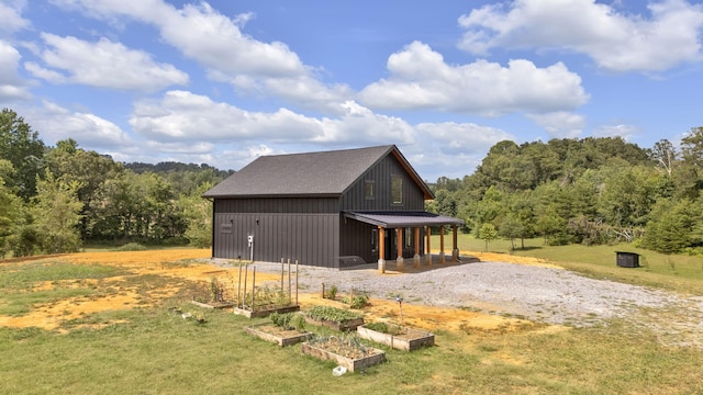 view of side of property featuring an outdoor structure