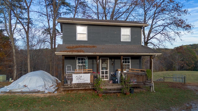 view of front of house featuring a front lawn