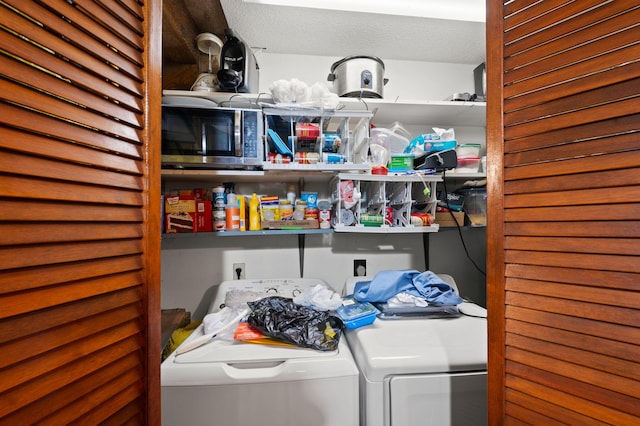 washroom with a textured ceiling, laundry area, and independent washer and dryer