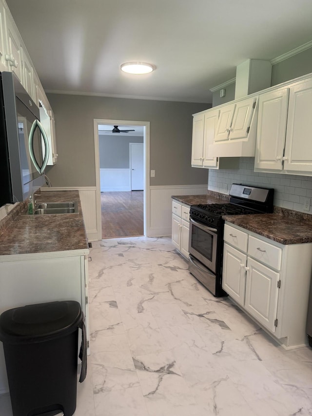 240 Clifton Heights Rd, Newport, TN 37821 - kitchen featuring crown molding, dark countertops, wainscoting, a ceiling fan, and gas range