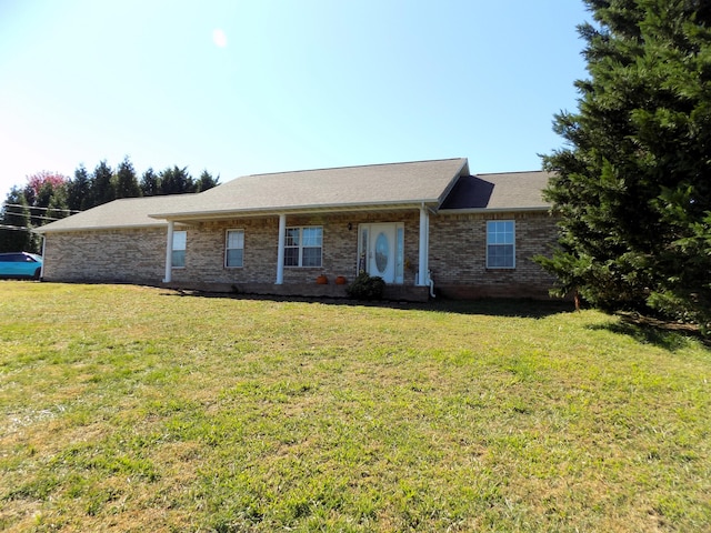 ranch-style home featuring a front lawn