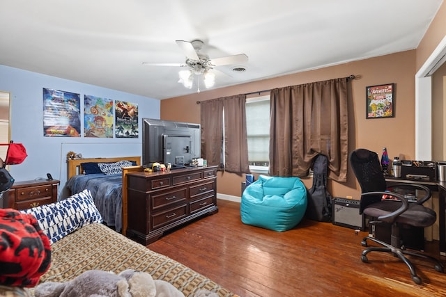 bedroom featuring dark wood-type flooring, visible vents, and ceiling fan