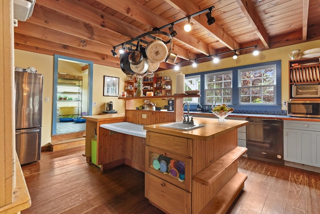 kitchen featuring appliances with stainless steel finishes, dark wood-type flooring, a kitchen island with sink, a sink, and wooden ceiling