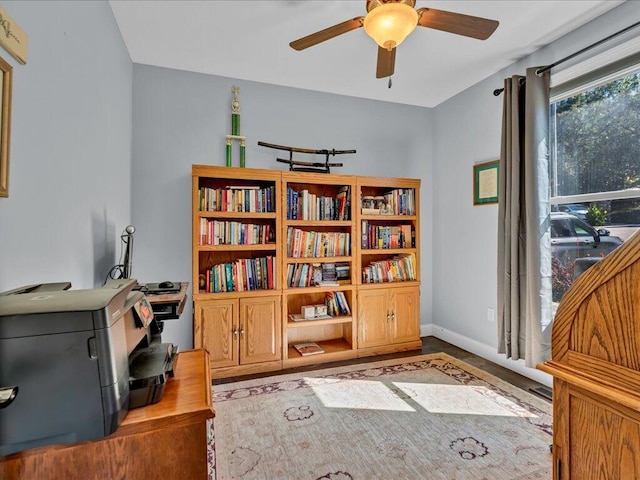 sitting room with ceiling fan