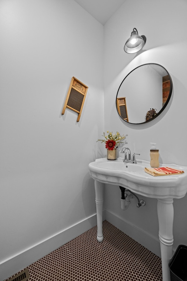 2545 Amanda Ln, Sevierville, TN 37876 - bathroom with baseboards