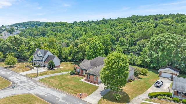 birds eye view of property featuring a forest view