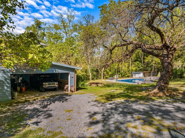 view of yard with an outbuilding