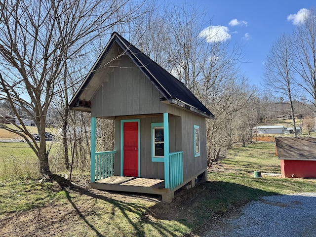 view of outdoor structure featuring an outbuilding