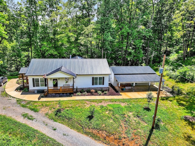 718 Mullins Dr, Sneedville, TN 37869 - ranch-style home featuring a metal roof, a front yard, crawl space, and covered porch