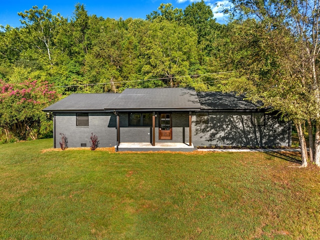 view of front of house featuring a patio and a front lawn