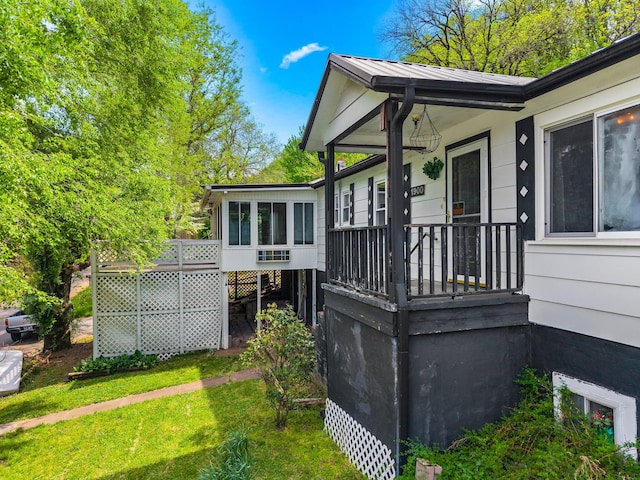 1900 Mountain View Ave, Kingsport, TN 37664 - back of house featuring a yard and a sunroom