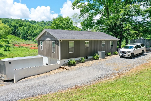 2466 Kidwell Ridge Rd, Morristown, TN 37814 - view of front facade featuring cooling unit, roof with shingles, driveway, and fence