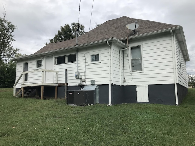 rear view of house featuring a yard