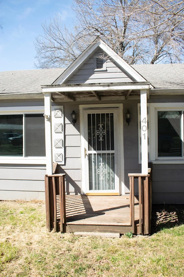 entrance to property with a shingled roof
