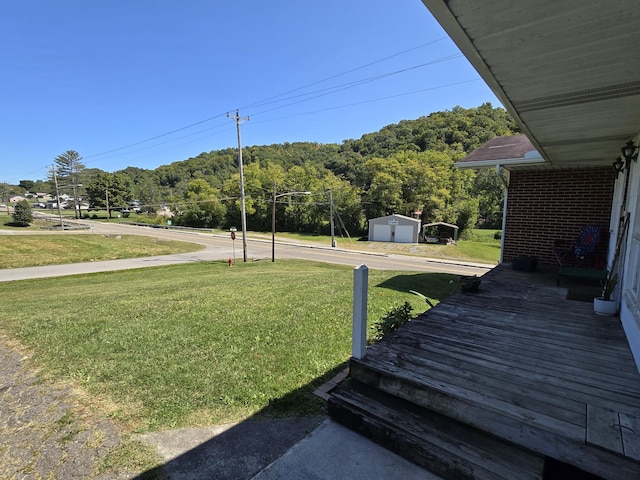 view of yard with an outdoor structure