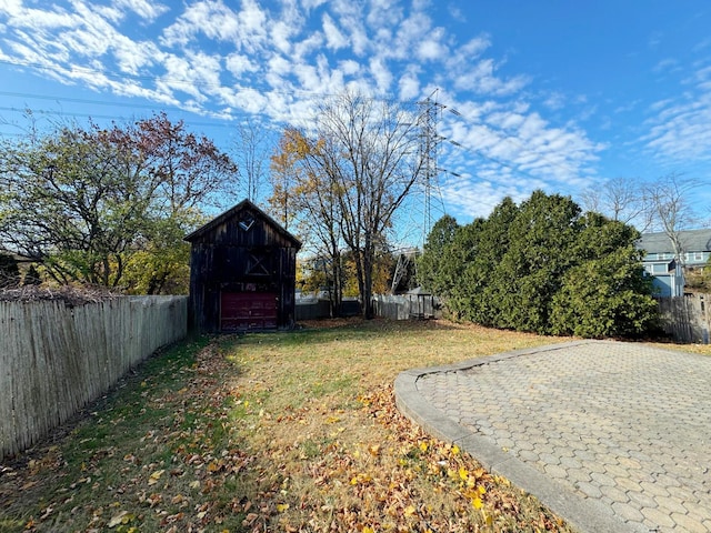 view of yard featuring an outbuilding