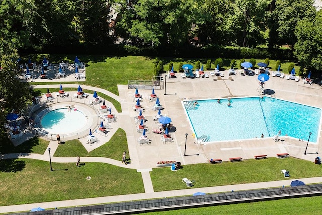 view of swimming pool