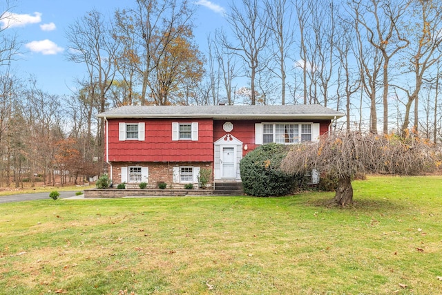 bi-level home featuring a front lawn