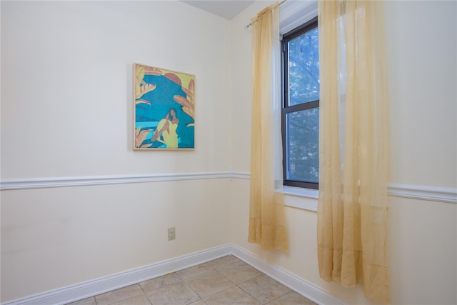 unfurnished room featuring light tile patterned floors