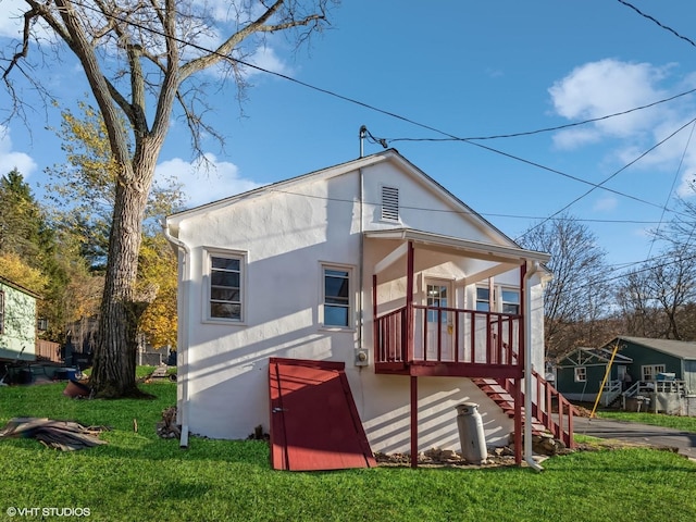 back of house featuring a yard