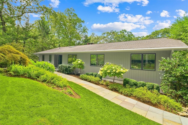 view of front of property with a front yard