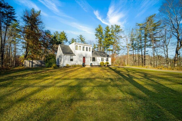 41 White Oaks Rd, Hyde Park, NY 12538 - view of front facade featuring a front lawn