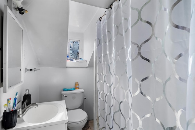 bathroom with a shower with curtain, vanity, and toilet