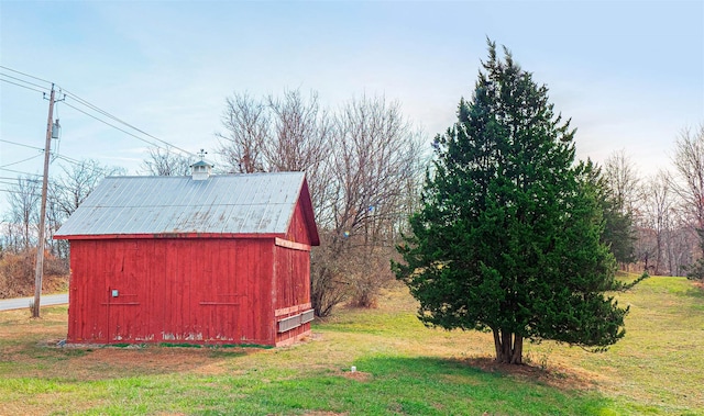 view of outdoor structure with a yard